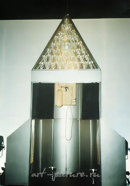 Молитвенная машина, 1992, Металл, дерево, стекло, 200х150х60 см Часть сценического дизайна театра "Нурдунг" NSK(Neue Slovenische Kunst), Любляна, Словения