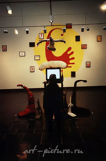 Dabloids, 1993, acrylic on wall, TV, fabric, stuffing, sewing, wool, canvas, 150x100x100 cm. Duke University Museum of Art