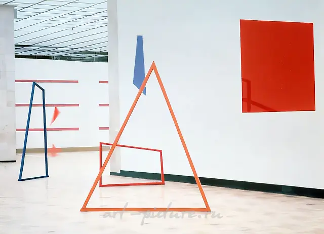 装置作品《分层》在莫斯科中央艺术家之家举办的“训练场-4”展览上，1994年。材料：木材、彩色有机玻璃、油画，尺寸：300x400x500厘米。作者自藏。