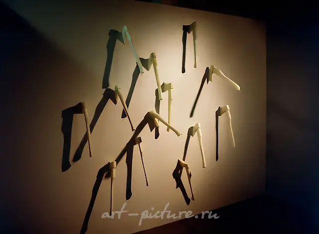 激情三角学（拉斯科尔尼科夫情结），1993年，蜡在墙上，200×300厘米，私人收藏