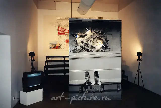"Реконструкция боли". Берлин, 1995, инсталляция,  Собственность авторов