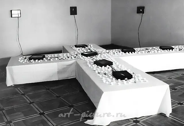 不可探索之物留下了不可预知后果的痕迹，1993年，木材、蛋壳、复写纸、玻璃、电灯泡、风扇，作者所有
