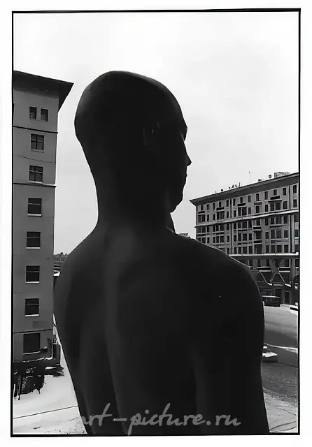 Living Monument, 1992, B/W photo, 60x50 cm R.Bartoleit’s collection, Germany;RF Ministry of Culture
