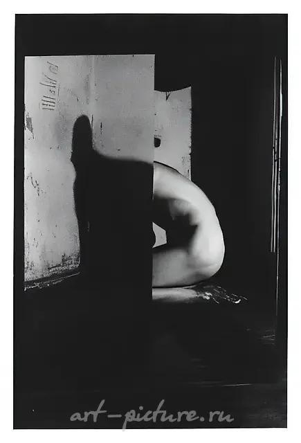 Man and Mirror, 1993, B/W photo, 50x60 cm K. von Figura’s collection, Gettingem, Germany