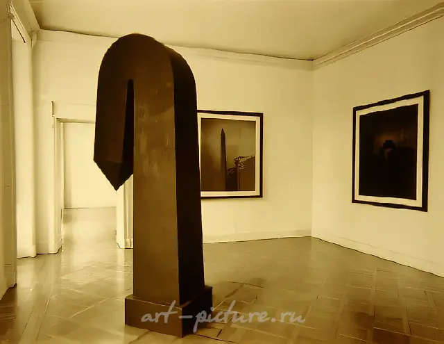 Фрагмент экспозиции выставки "Anatolij Shuravlev". Galleria Giorgio Persano, Турин, Италия, 1992,  ,