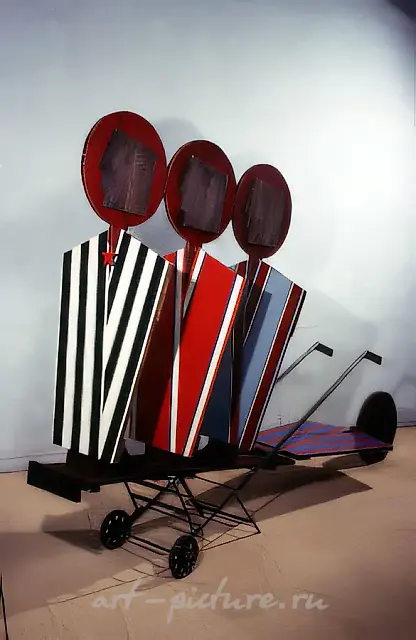 凯旋战车，1991年，木材、夹板、金属、搪瓷，185 x 300 x 75 厘米 作者自藏
