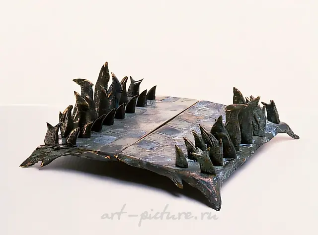 《第十一夜》国际象棋，1991年，青铜，铸造，棋盘40x40厘米，棋子高4-9厘米。Crosna-Art。