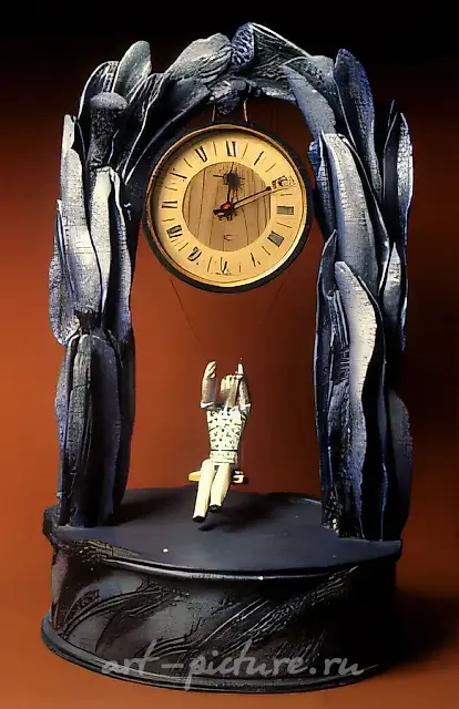 《秋千》时钟，1980年，耐火陶，釉，高56厘米，作者自藏