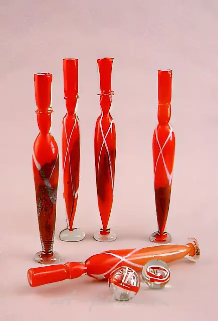 小士兵（7件），1992年，玻璃，古法吹制工艺，高45厘米，作者自藏