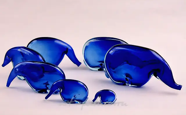 Blue elephants, 1989, glass, h - 22, 20, 7 cm Property of the Art gallery in Uzhno-Sahalinsk.