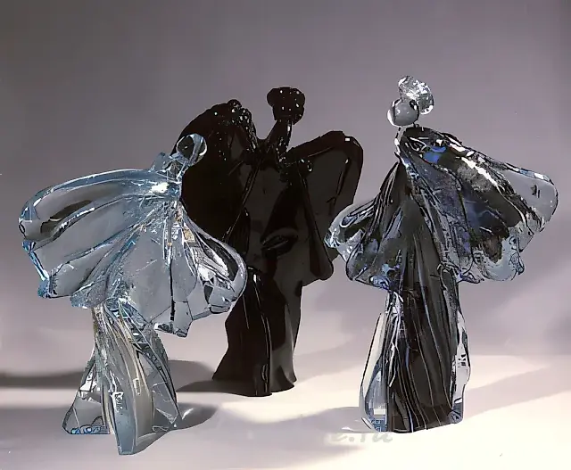 跳舞的天使，1992年，玻璃，金属模具成型，43x25x20厘米。作者自藏。