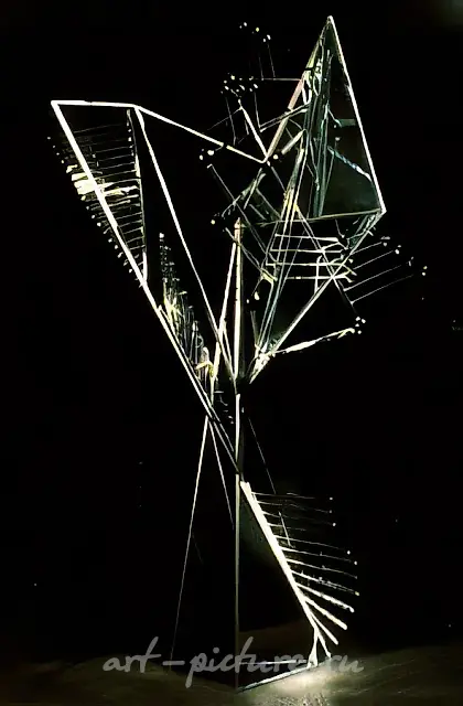 对象1，1990年，彩色玻璃配镜子和黑色玻璃，金属，280x150x140。属博布鲁伊斯克文化中心所有。
