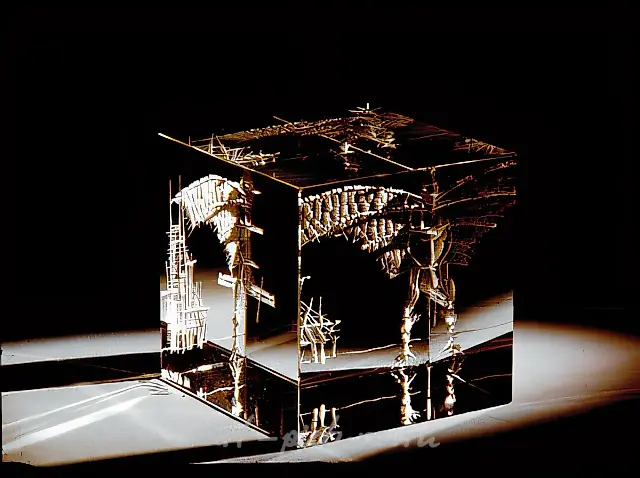 构成，1992年，光学玻璃，雕刻，高30厘米。作者自藏。