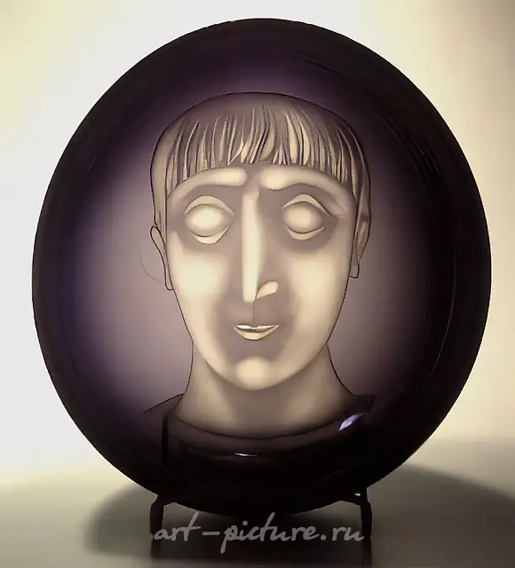 Archaic, 1980, coloured glass, engraving, diameter 35. Property of the Dyatkovo Plant Museum