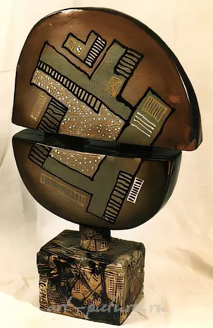 Ragtime, 1986, chamotte, engobe, glazing, 67x48x17 Author`s property