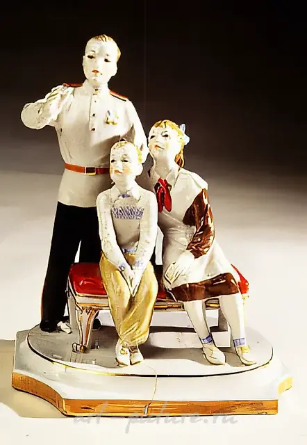 Children in a Museum, 1955, porcelain, overglaze painting, 20.5x22x17. «STANBET» Gallery. Moscow