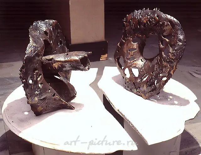 最简单的，1993年，青铜，两件；大理石，两件，90x90x50。作者自藏。