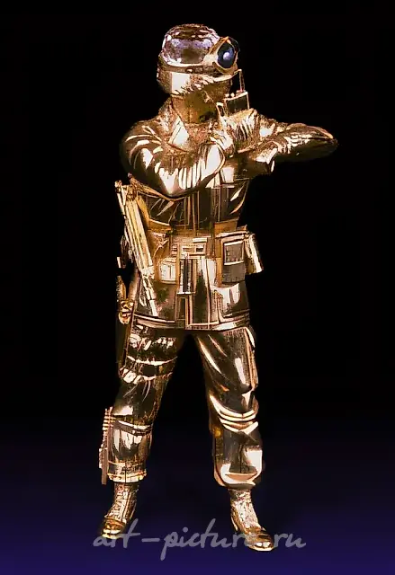 突击项目（与G.阿布拉米什维利合作），1996年，银、金、黄玉、蓝宝石，高12厘米