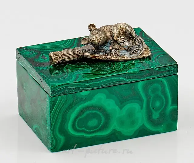 Small malachite box with a figurative knob
