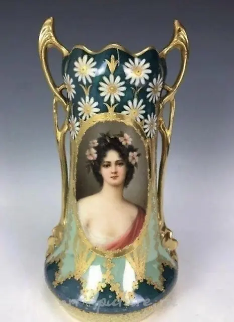 Фарфоровая ваза "Великолепная королевская Вена" (1900 год) с подписью художника. Высота - 15 дюймов.