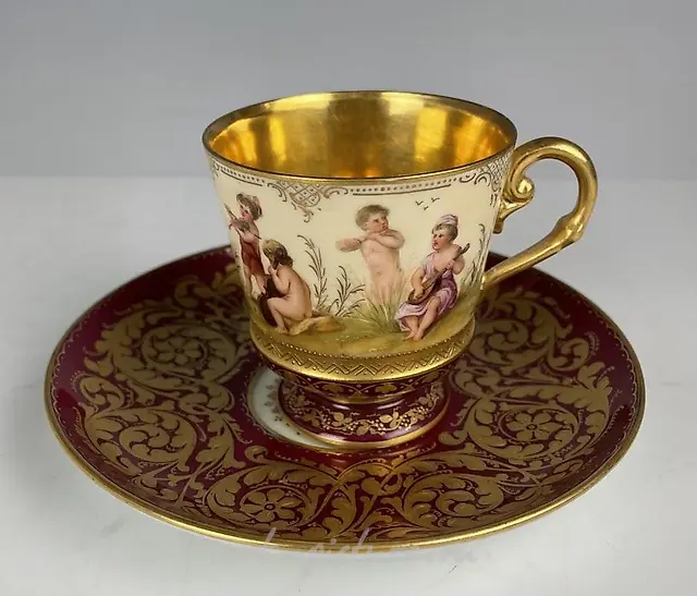 Фарфоровая чашка и блюдце "Royal Vienna" 19 века в отличном состоянии. Оценка: $800-1.000.