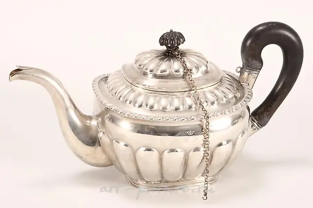 Серебряный кофейник