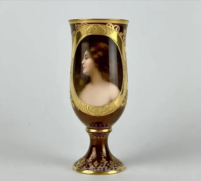 Фарфоровая ваза с портретом от Royal Vienna, около 1900 года. Размер 5.25 дюйма. Хорошее состояние. Оценка: $600-800.