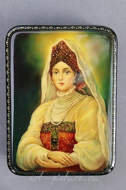 Красавица русская (боярыня) на лаковой миниатюре Федоскино