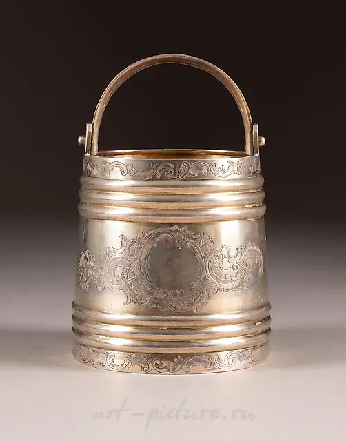 A SMALL SILVER PARCEL-GILT KOVSH