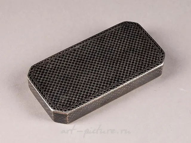 A SILVER AND NIELLO SNUFF BOX