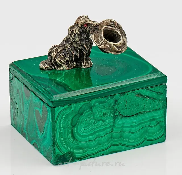 Small malachite box with a figurative knob
