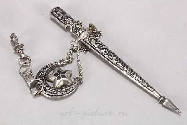 Серебряная и ниелловая брошь с кавказским кинжалом.