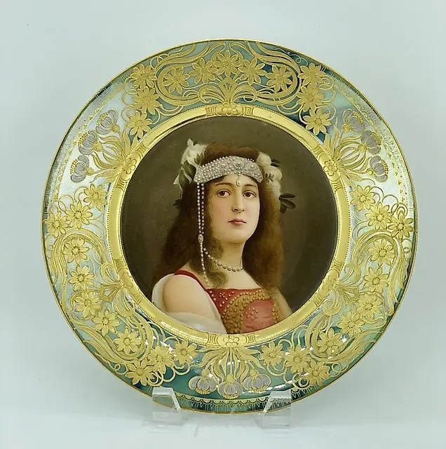 Фарфоровая тарелка Royal Vienna, 1900 год, размер 10 дюймов, отличное состояние, стоимость 1 500-2 000 долларов.