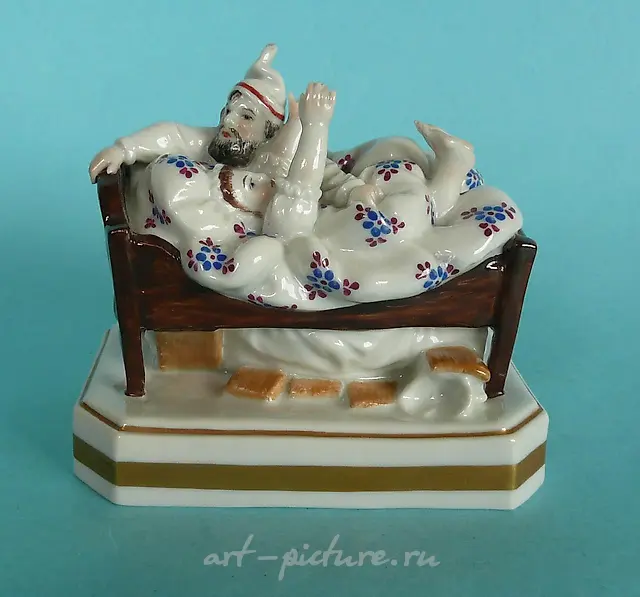 饰品：一件维也纳皇家饰品，描绘了一个男人被踢出去的场景...