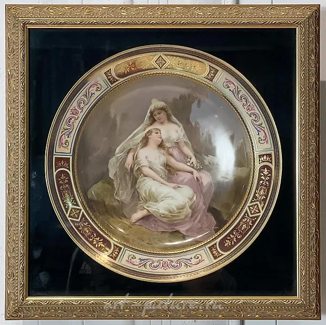 Тарелка с изображением двух богинь из Royal Vienna