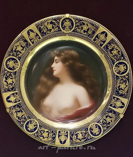 Фарфоровая тарелка с портретом от Royal Vienna, около 1900 года, в отличном состоянии.