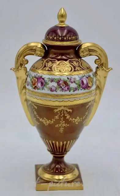 Фарфоровая ваза "ROYAL VIENNA" начала XX века, высотой 8 дюймов. Оценка: $800-1.000.