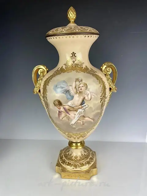 Фарфоровая ваза Royal Vienna- оценка 3 000-4 000 долларов.