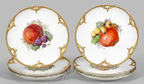 Коллекция из шести фарфоровых тарелок, тонко расписанных с фруктовым декором