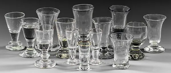 Коллекция из четырнадцати бокалов для шнапса и бренди