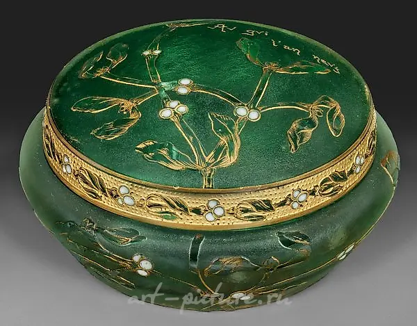 Ornamental Box with Mistletoe Decoration and New Year's Wishes