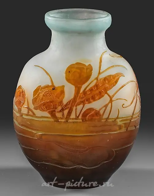 以艾米尔·加莱（Emile Gallé）的装饰性睡莲花纹花瓶为特色的作品。