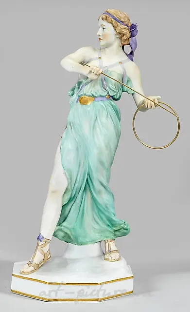 拍品597：青年风格雕塑《投掷轮胎的女性》