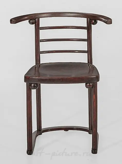 Bugholzstuhl nach einem Entwurf von Josef Hoffmann

This exquisite piece is a Bugholzstuhl, or bentwood chair, designed by the renowned Josef Hoffmann. Hoffmann, a prominent figure in the Viennese Secession movement, was known for his innovative and 