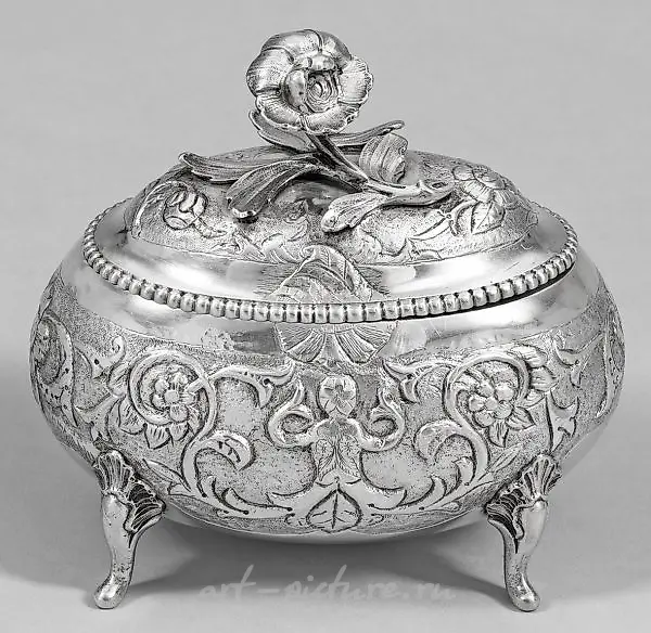Великолепная рококо-сахарница из серебра, мастер Иоганн Карл Хеккер, Гданьск, около 1790 года.