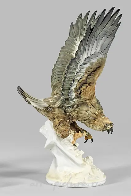Фарфоровая фигурка "Golden Eagle" с пластизольной подставкой на круглом пьедестале.