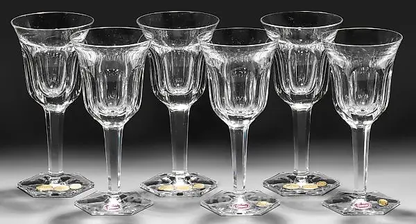 通过六只莫瑟白葡萄酒杯“教皇”（德文意为“Papst”）展示了这位著名玻璃制造商无与伦比的工艺和艺术愿景。每个杯子都是精制而成的。