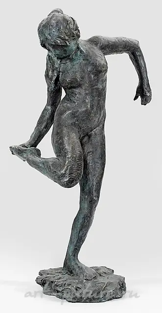 爱德华·德加（Edgar Degas）是一位著名的法国艺术家，以他对印象派运动的杰出贡献而闻名。德加于1834年出生在巴黎，从小展示出非凡的艺术才华。他在法国国立高等美术学院接受了正规的艺术训练。