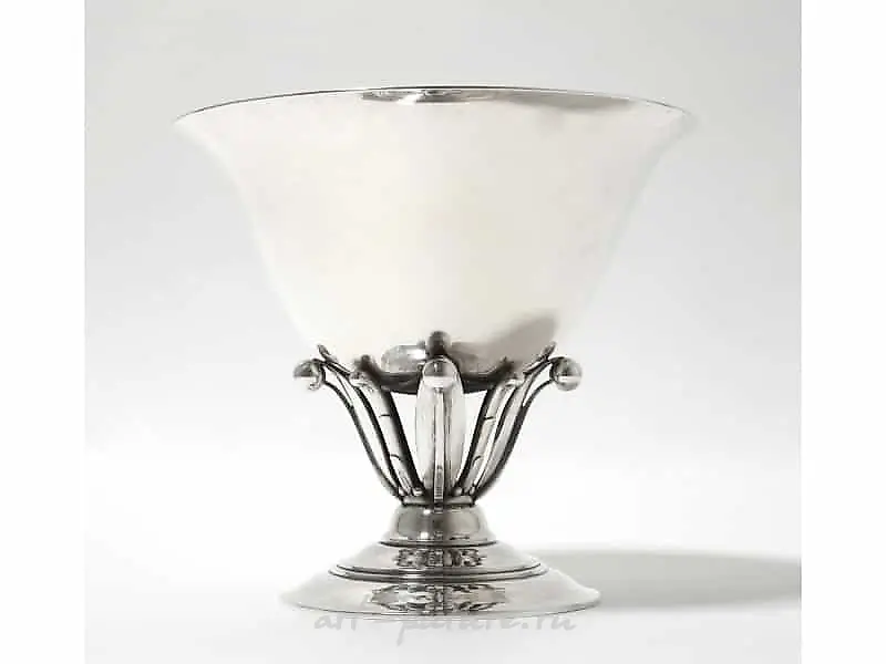 银色花瓶。丹麦 Johan Rohde 设计，Georg Jensen 出品。型号 - 17B