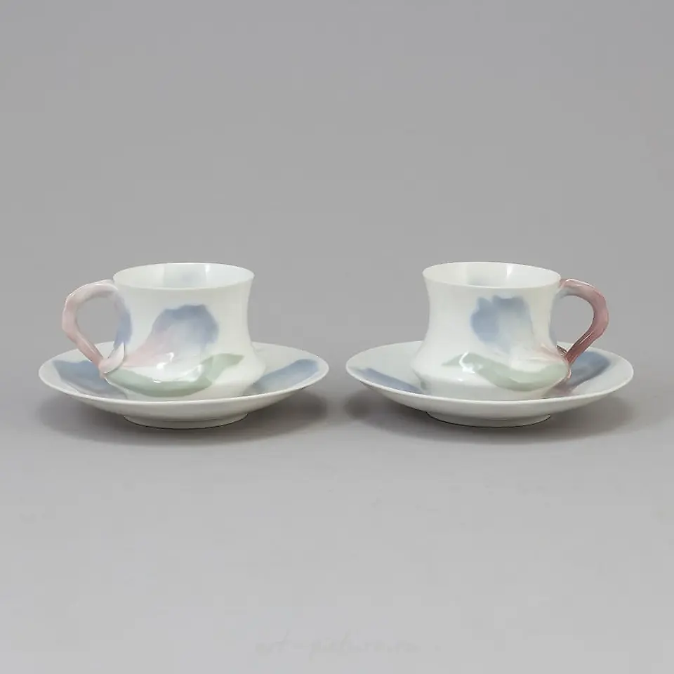 瓷制咖啡杯和碟，带鸢尾花图案。现代风格。手工底釉绘画。瑞典，Rörstrand。